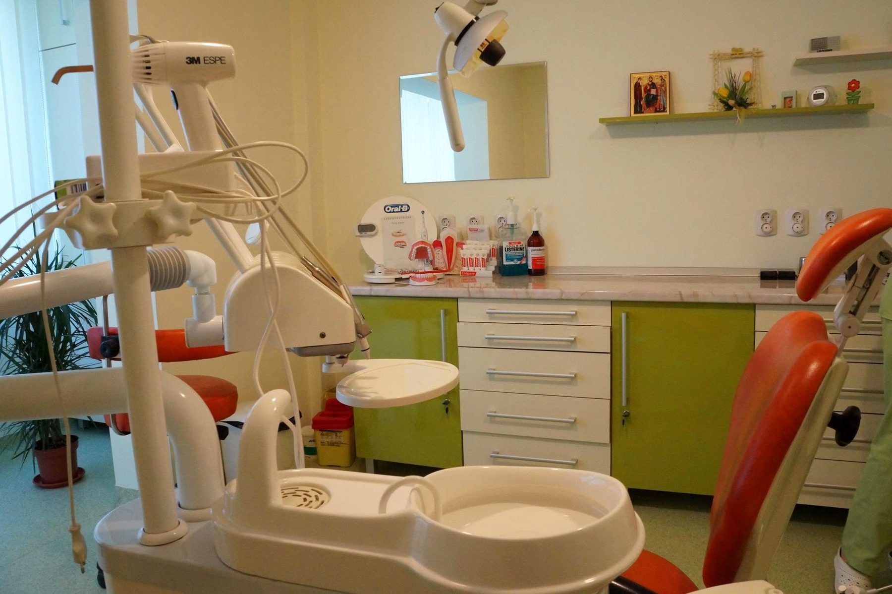 Cabinetul stomatologic: unit dentar, mobilier verde, blat de marmură